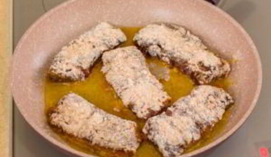 печень, запеченная с помидорами и луком под сыром