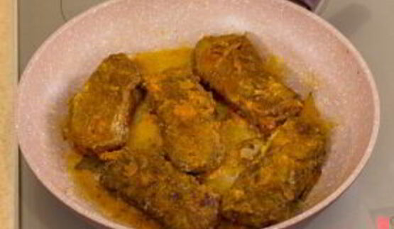 печень, запеченная с помидорами и луком под сыром