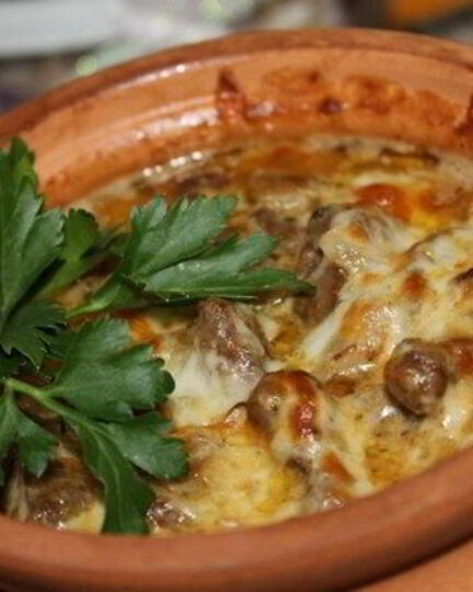 Рецепт тушеной печени с грибами в горшочке