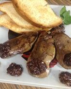 Жареная фуагра с шоколадным соусом