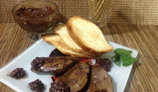 жареная фуагра с шоколадным соусом