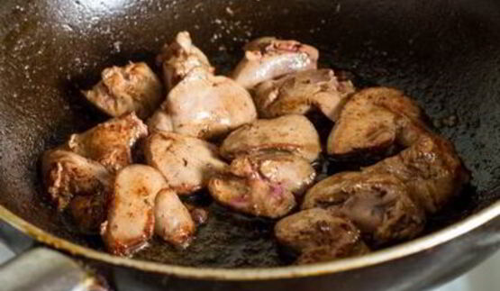 жареная куриная печень с овощами