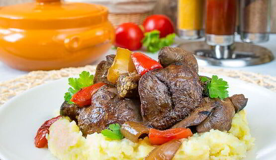 жареная куриная печень с овощами