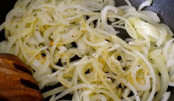 жареная печень с карамелизированным луком и полентой