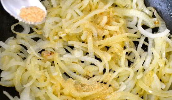 жареная печень с карамелизированным луком и полентой