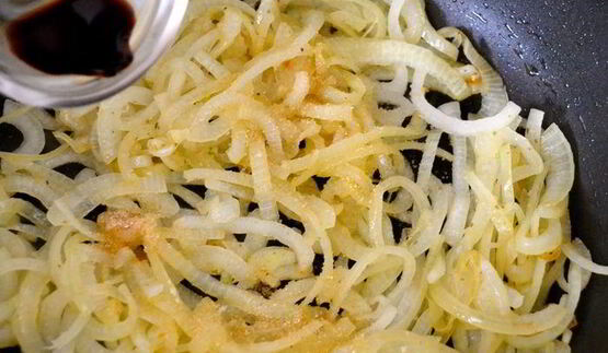 жареная печень с карамелизированным луком и полентой