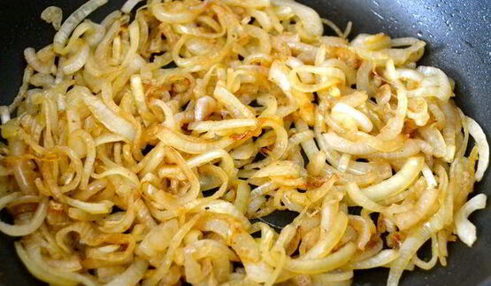 жареная печень с карамелизированным луком и полентой