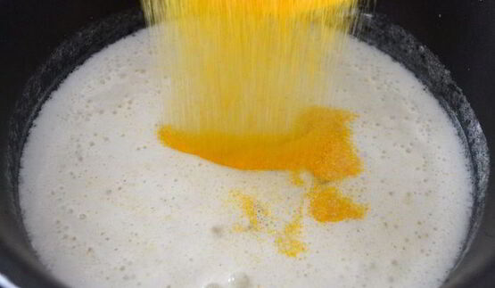 жареная печень с карамелизированным луком и полентой