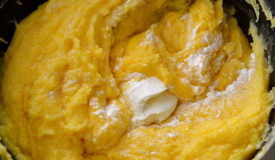 жареная печень с карамелизированным луком и полентой