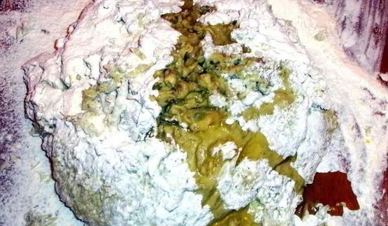 ароматное зеленое пельменное тесто