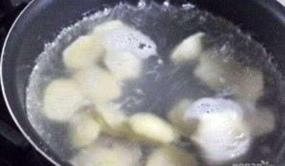 пельмени с вешенками в горшочках в микроволновке