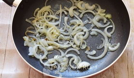 жареные пельмени с луком