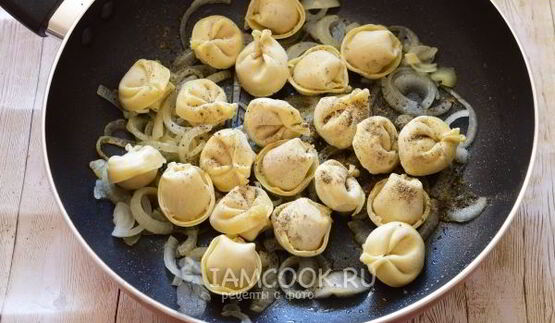 жареные пельмени с луком