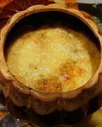 Жареные пельмени с овощами в горшочке