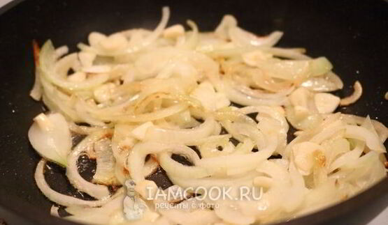 жареные пельмени с яйцом