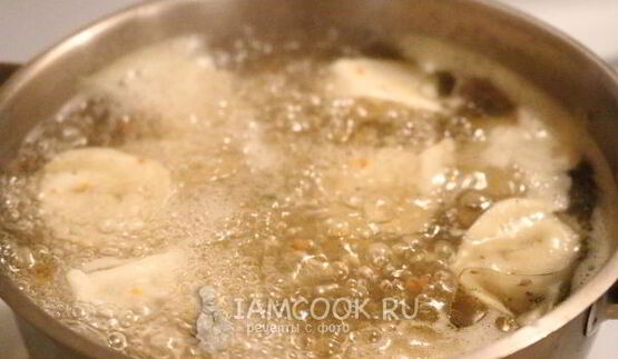 жареные пельмени с яйцом