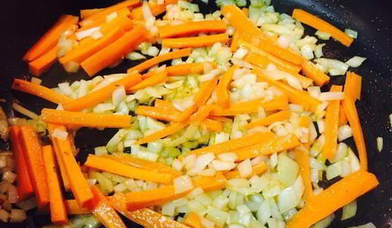 куриные бедра тушенные в плове из дикого риса