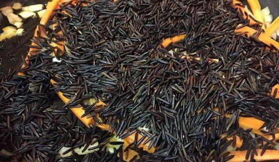 куриные бедра тушенные в плове из дикого риса