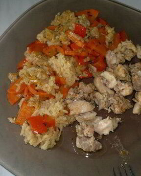 Паэлья с красным перцем и морковью, куриные бедра с паприкой