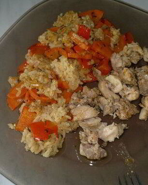 Паэлья с красным перцем и морковью, куриные бедра с паприкой