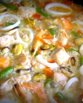 Паэлья с курицей и морепродуктами
