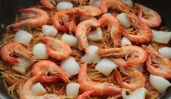 паэлья с пастой и морепродуктами фидеуа