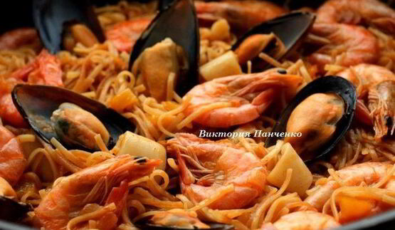 паэлья с пастой и морепродуктами фидеуа