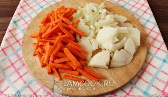 плов с курицей в утятнице на плите