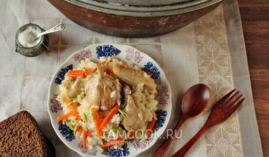 плов с курицей в утятнице на плите