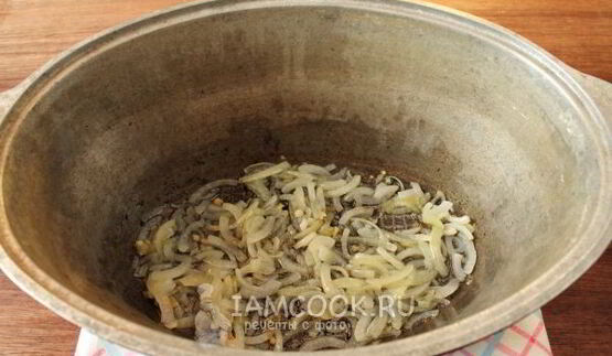 плов с курицей в утятнице на плите