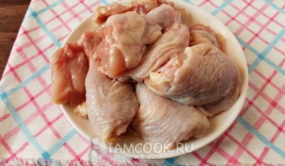 плов с курицей в утятнице на плите