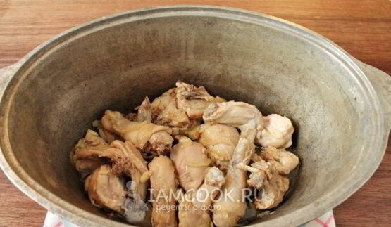 плов с курицей в утятнице на плите