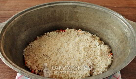 плов с курицей в утятнице на плите