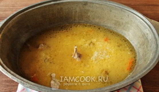 плов с курицей в утятнице на плите