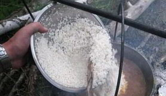 плов с тушенкой