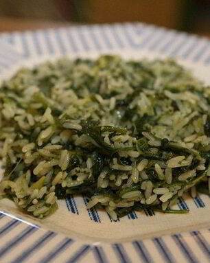 Зеленый плов со шпинатом и луком