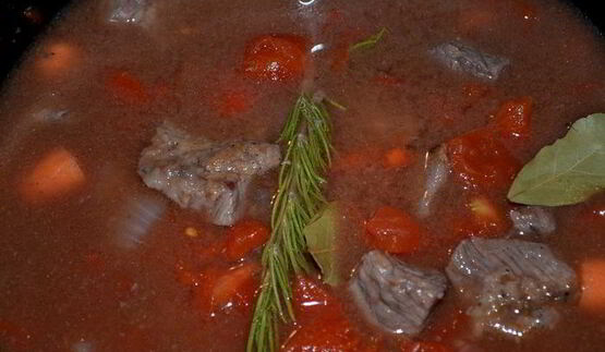 говяжье рагу с грибами и розмарином