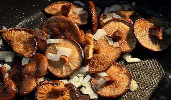 говяжье рагу с грибами и розмарином