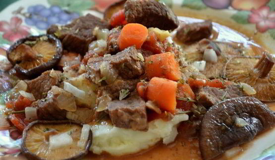 говяжье рагу с грибами и розмарином