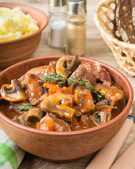 Рецепт густого рагу из свинины на красном вине