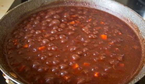 густое рагу из свинины на красном вине