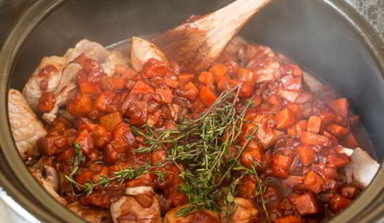 густое рагу из свинины на красном вине