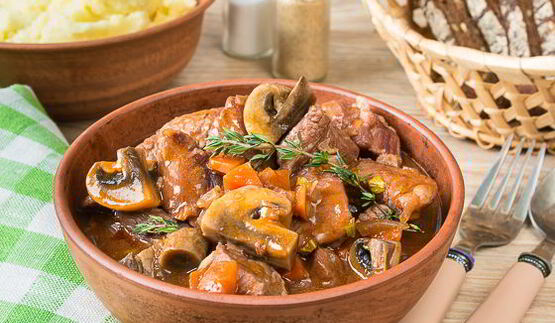 густое рагу из свинины на красном вине