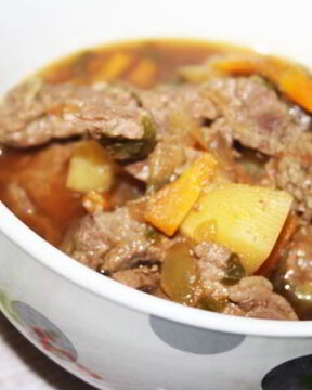 Летнее рагу с говядиной и печеными овощами с ароматом дымка