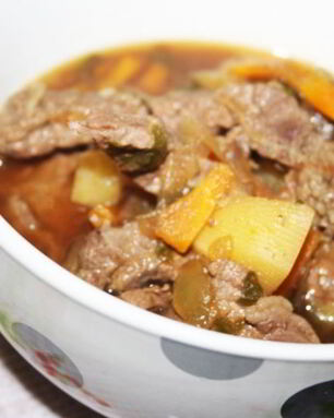 Летнее рагу с говядиной и печеными овощами с ароматом дымка