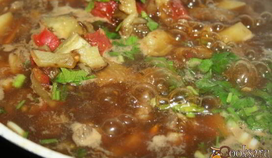 летнее рагу с говядиной и печеными овощами с ароматом дымка