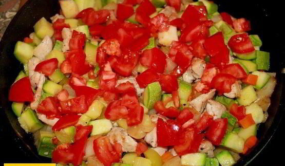 овощное рагу с тушеной курицей кабачками и картошкой