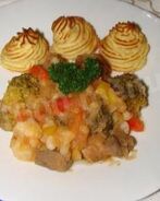 Овощное рагу со свининой под картофельно-томатным соусом