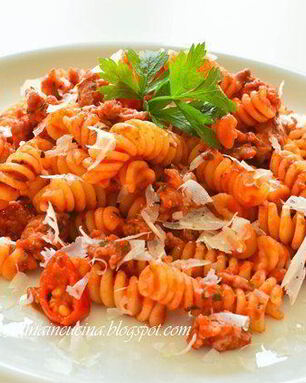 Паста с экспресс-рагу из домашней колбаски