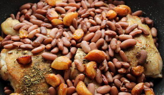 рагу из курицы с фасолью и запеченным чесноком